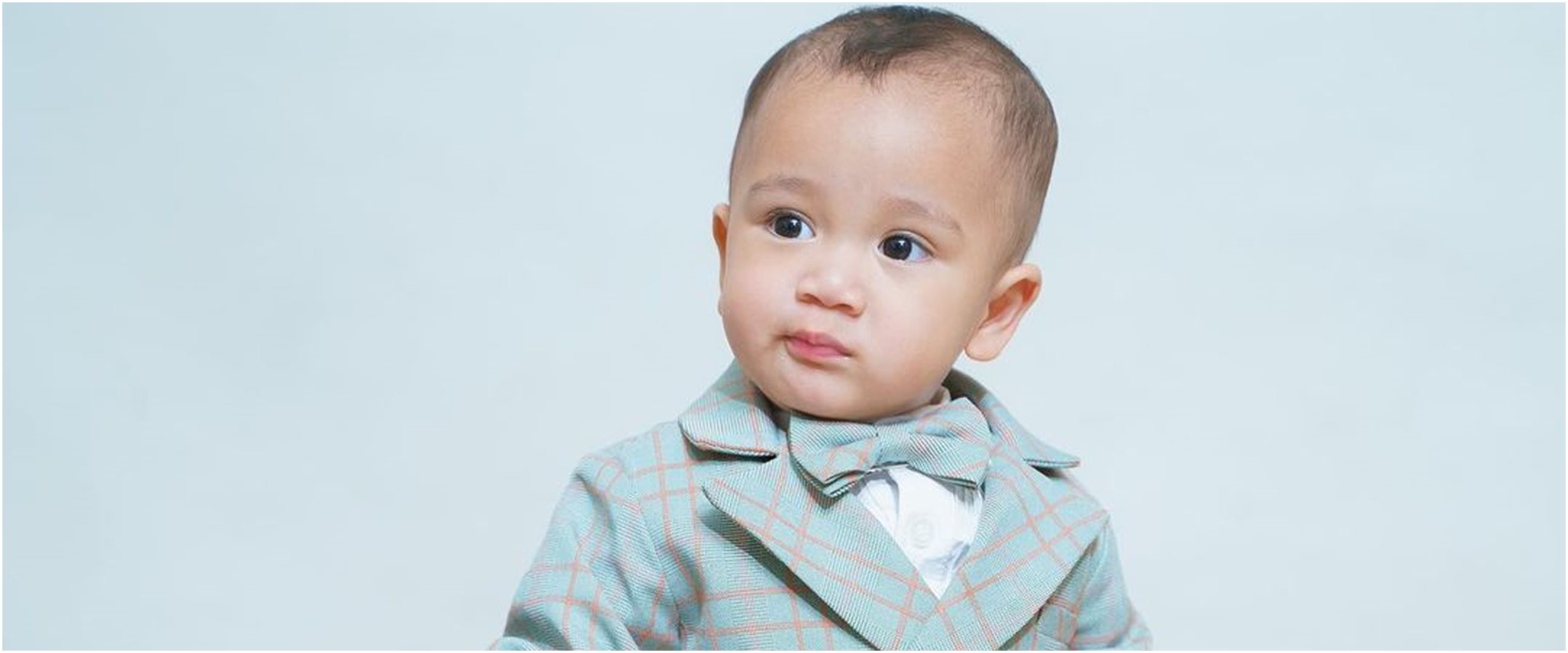 9 Pesona Rayyanza pemotretan pakai jas, ekspresinya bikin gemas