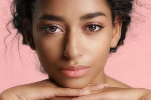 7 Tips makeup untuk kulit sawo matang, pilih blush on warna peach