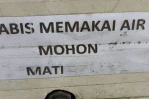 11 Tulisan lucu di toilet ini kurang huruf, jadi salah arti