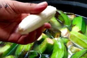 Trik mengupas kulit pisang mentah agar terhindar dari getah