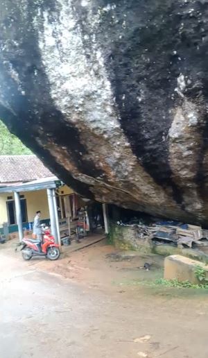 Rumah ini terjepit di samping batu raksasa, penampakannya bikin ngeri