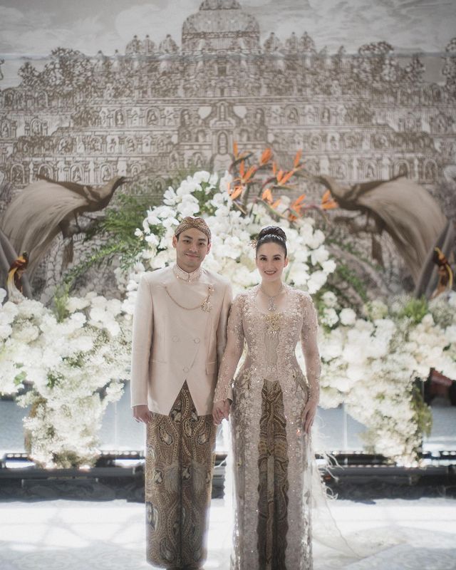 9 Seleb blasteran kenakan kebaya saat tunangan, Chelsea Islan memukau