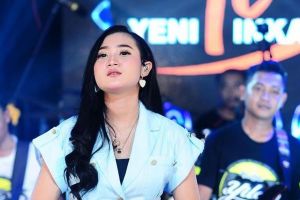 10 Langkah glossy makeup look ala Yeni Inka, hasil tampak glowing