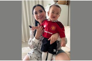 Rayyanza anak Nagita Slavina pakai baju jersey, diunggah akun resmi MU