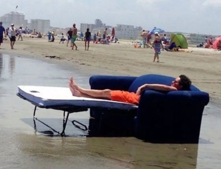 11 Kelakuan random orang saat berjemur, bikin tepuk jidat