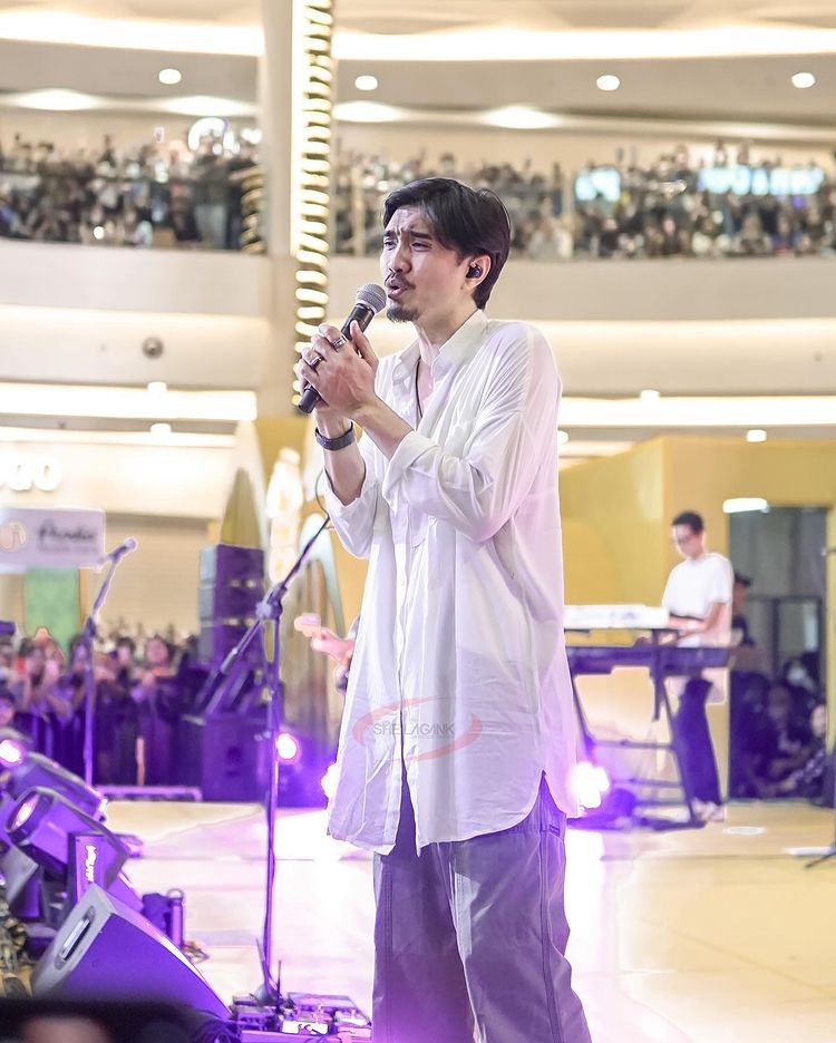 Masih seperti ABG, intip 10 pesona Duta Sheila On 7 saat manggung