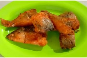 Trik goreng ikan bandeng presto biar nggak hancur dan lengket di panci