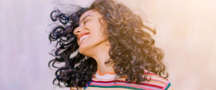 15 Tips merawat rambut keriting agar tidak rontok dan mudah di atur