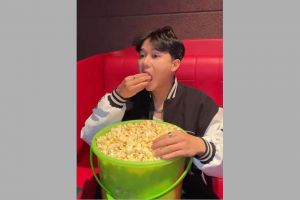 11 Potret lucu orang beli popcorn di bioskop, wadah bikin salah fokus