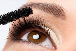 7 Tips aplikasikan maskara agar tampak lebih lentik dan natural