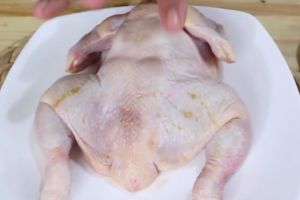 Cara mudah hilangkan lendir pada daging ayam, pakai tiga bahan dapur