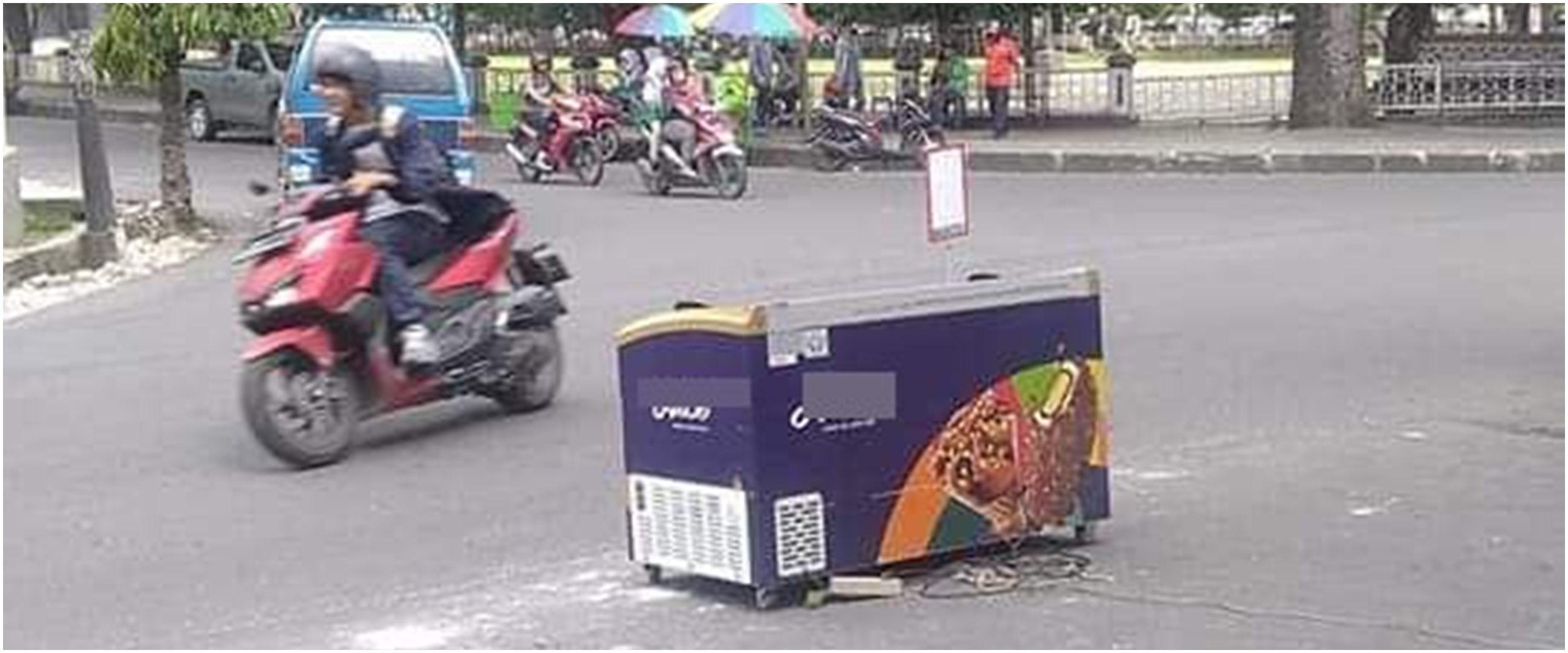 11 Potret benda nggak lazim di tengah jalan ini bikin bingung