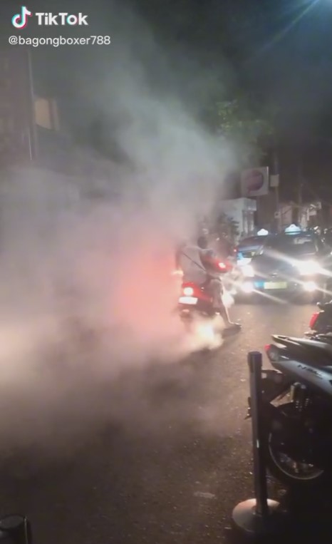 Aksi bule di Bali ugal-ugalan di jalan ini viral, sampai bikin macet