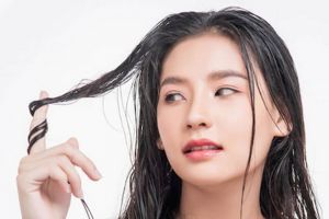 6 Tips simpel atasi rambut lepek saat tak sempat keramas