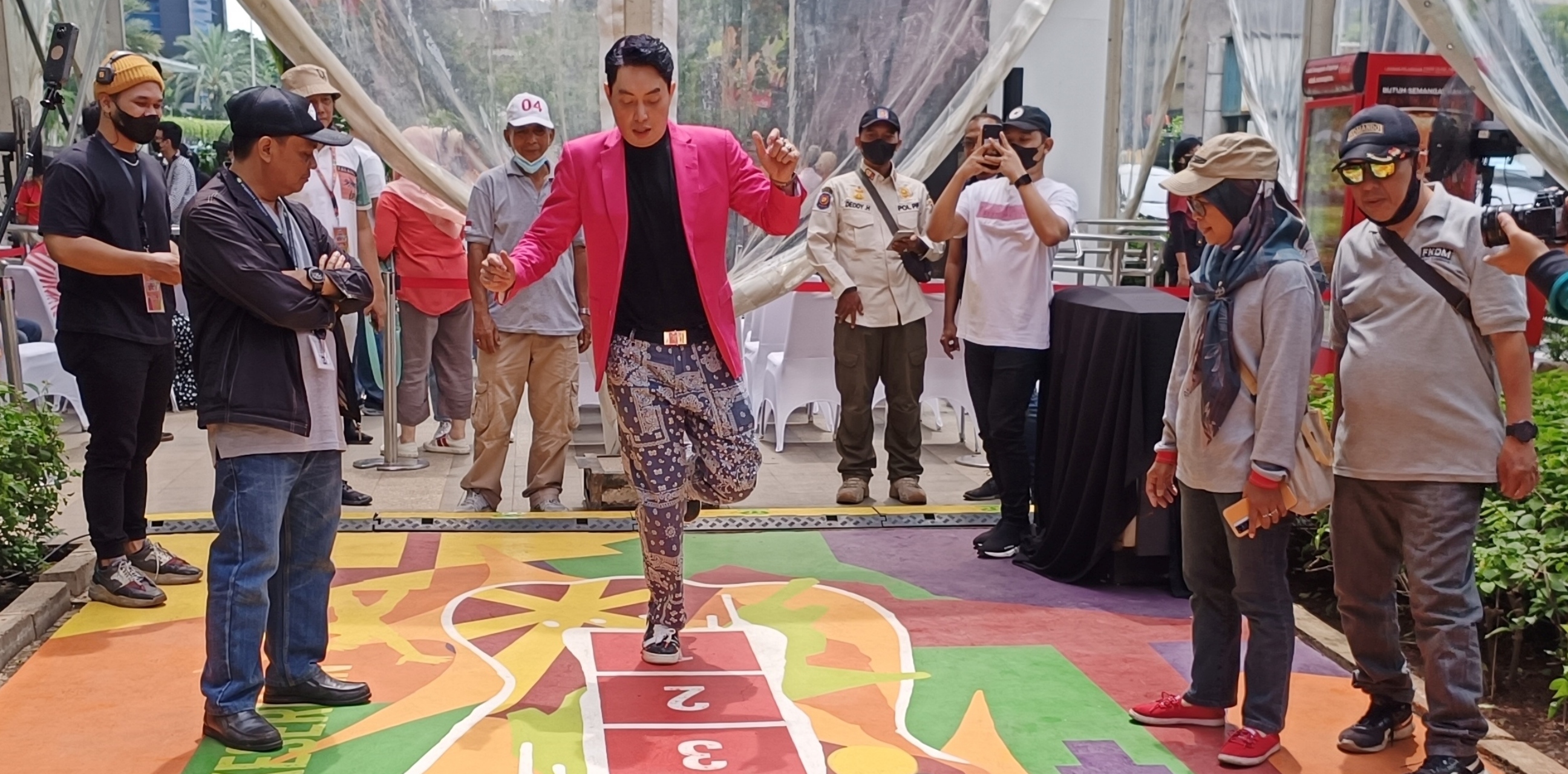 Edric Tjandra main engklek dan ular tangga di kolong jalan layang