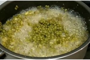 Tanpa direndam, cara rebus kacang hijau agar cepat empuk dan hemat gas