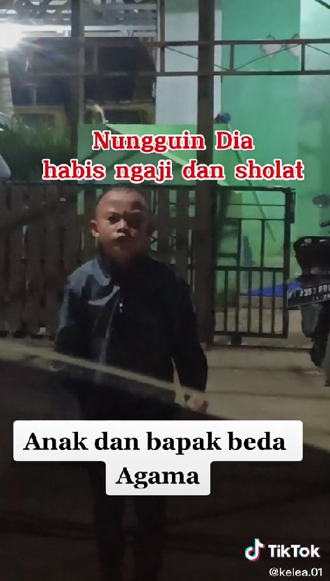 Kisah bapak beda agama dengan anak, setia tunggu anak salat di masjid