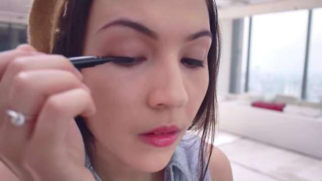 3 Cara Olivia Jensen memakai eyeliner, mudah dan anti berantakan