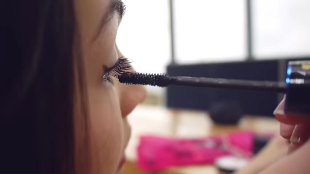 3 Cara Olivia Jensen memakai eyeliner, mudah dan anti berantakan