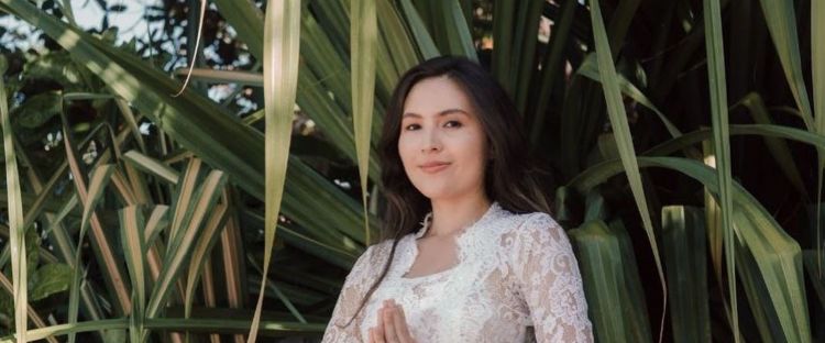 3 Cara Olivia Jensen memakai eyeliner, mudah dan anti berantakan