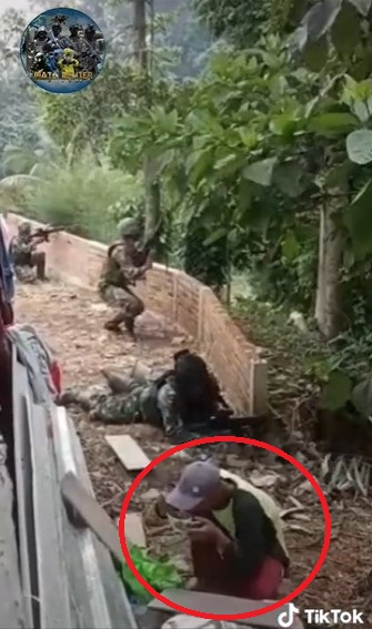 Momen pria makan dengan santai saat tentara latihan perang