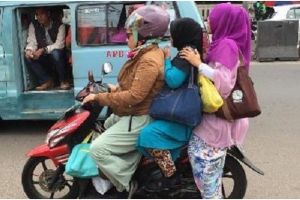 11 Potret kocak emak-emak pergi liburan, tingkahnya ada-ada aja