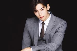 5 Perawatan kulit wajah kering ala Cha Eun-woo, pakai hydrating toner