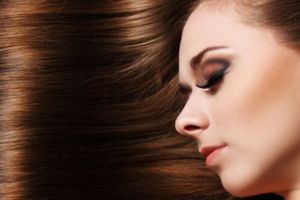 7 Cara kembalikan rambut kusam jadi berkilau, rutin gunakan hair oil