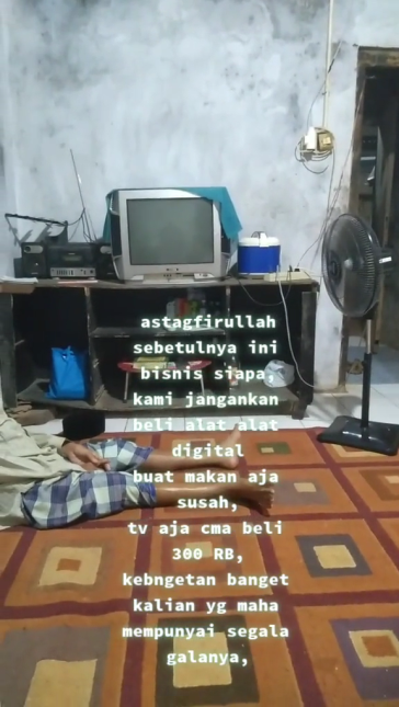Momen kakek termenung di depan tv usai siaran analog dimatikan