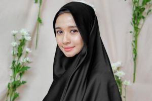 5 Perawatan rambut berhijab Laudya Cynthia Bella, cegah rontok