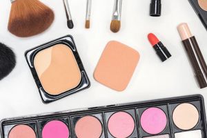 Trik bersihkan alat makeup jadi terlihat baru, pakai sabun cuci piring