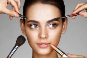 9 Tips makeup antiluntur saat cuaca panas, wajib gunakan setting spray