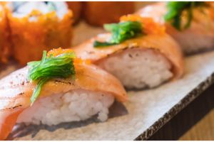 Trik cepat buat sushi dalam jumlah banyak, bisa pakai cetakan es batu