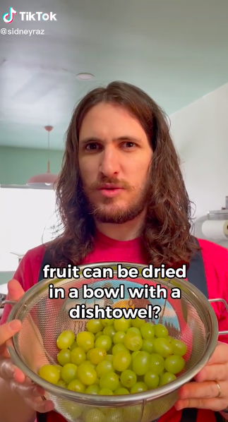 Tanpa tisu, ini cara tiriskan buah dengan cepat dan praktis