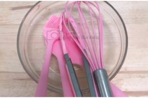 Cara bersihkan spatula silikon baru agar tidak berbusa saat dipakai