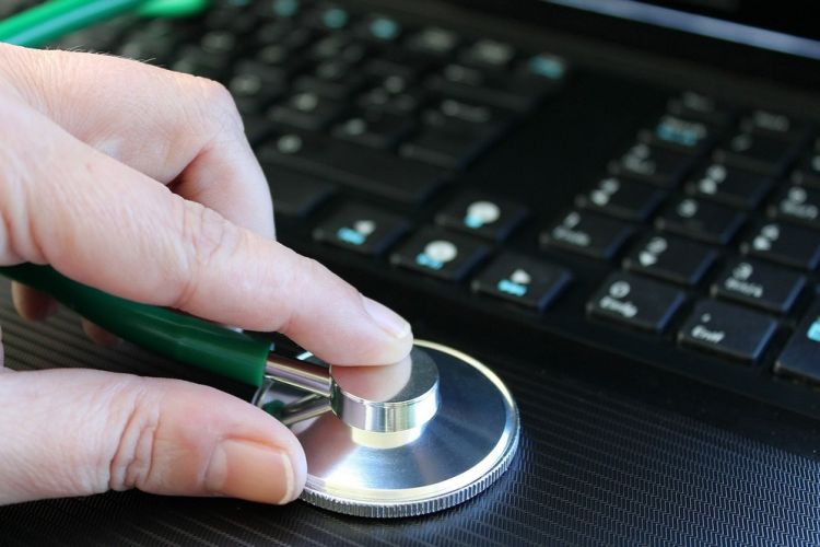 Cara mengatasi laptop mati sendiri tanpa banyak alat, kenali sebabnya