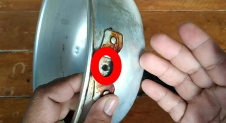 Cara memperbaiki gagang panci yang longgar di rumah, mudah ditiru