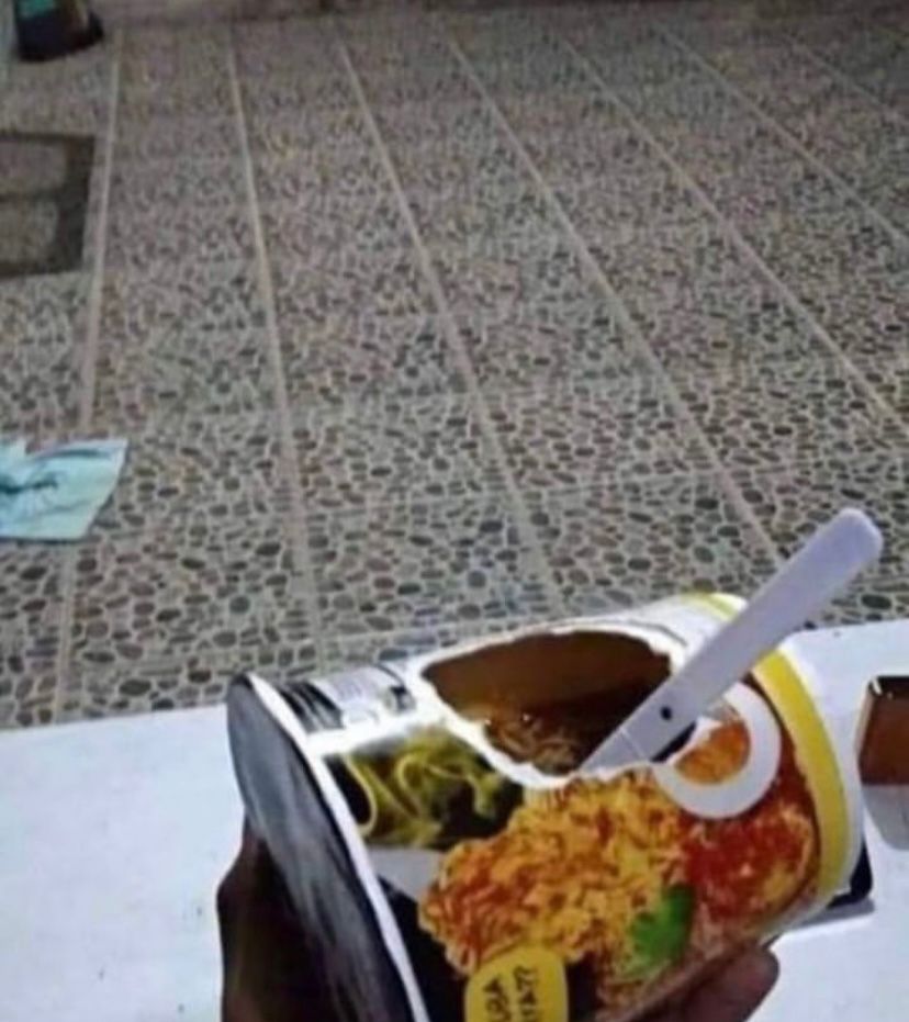 15 Momen lucu orang mau makan tapi ogah repot, tingkahnya suka-suka