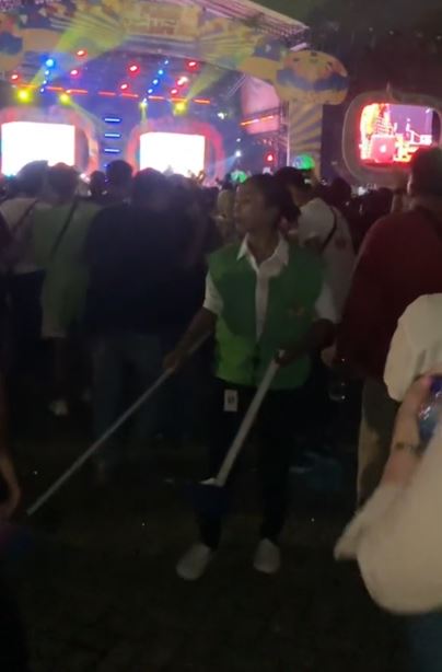 Asyik banget, petugas kebersihan nyapu sambil joget di acara konser