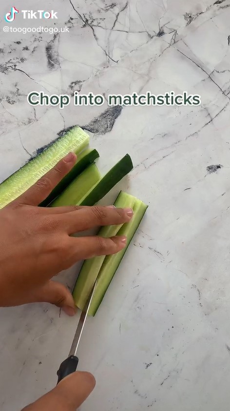 Cara simpan timun di kulkas agar tetap segar dan teksturnya renyah