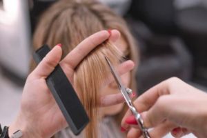 6 Cara trim rambut di rumah, atasi masalah kering dan bercabang