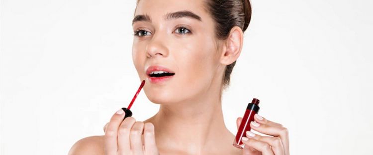 7 Cara membuat lip tint dari bahan alami, bisa pakai stroberi
