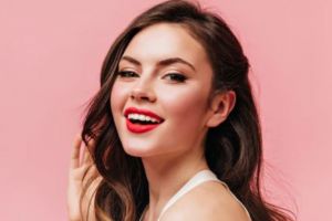 9 Tips makeup anticakey agar lebih flawless, gunakan spons basah