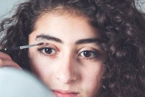 8 Tips memakai eyeshadow bagi pemula, awali dengan primer