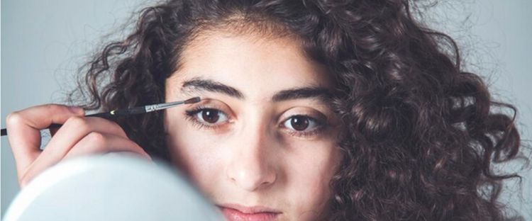 8 Tips memakai eyeshadow bagi pemula, awali dengan primer