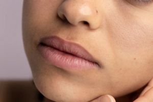 7 Tips gunakan lipstik untuk tutupi bibir gelap, pilih jenis matte