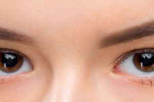 11 Rekomendasi eyebrow powder di bawah Rp 150 ribu, alis tebal natural