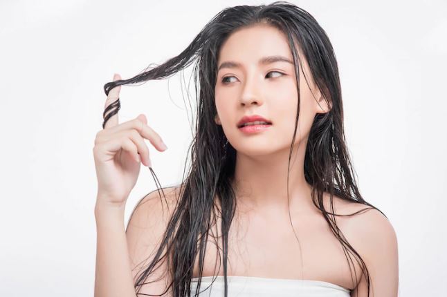 6 Cara curly rambut agar awet dan natural tanpa gunakan hair spray