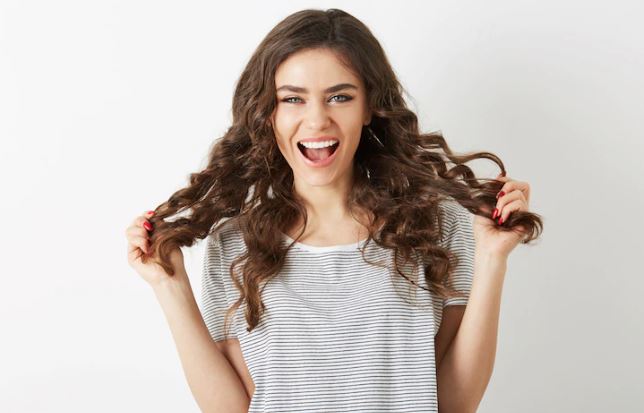 6 Cara curly rambut agar awet dan natural tanpa gunakan hair spray