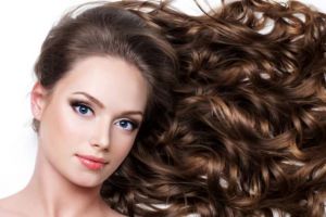 6 Cara curly rambut agar awet dan natural tanpa gunakan hair spray